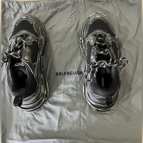 Pre-owed sneakers like new, run 1/2 size small - Picture 2 of 7